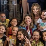 Crianças com Paula Belmonte e Anna Christina Kubitschek