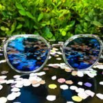 Óculos com armação redonda e lente azul – Carinne Souza