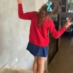Maria Fernanda, feliz da vida em voltar para a escola.