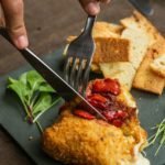 Queijo brie empanado, compota de morangos ao balsamico – Cantucci Osteria – Divulgacao