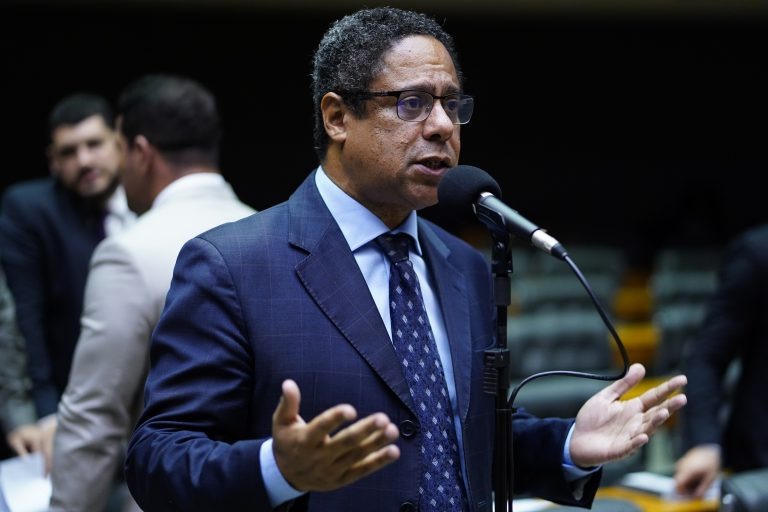O relator do PL 2630 (fake news), deputado Orlando Silva Crédito: Pablo Valadares/Câmara dos Deputados