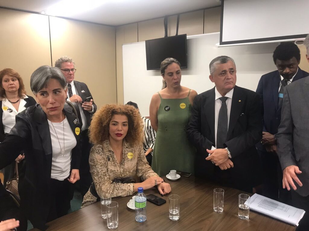 Líder do governo, na Câmara, deputado José Guimarães (PT-CE), reunido com artistas a favor do PL das fake news
