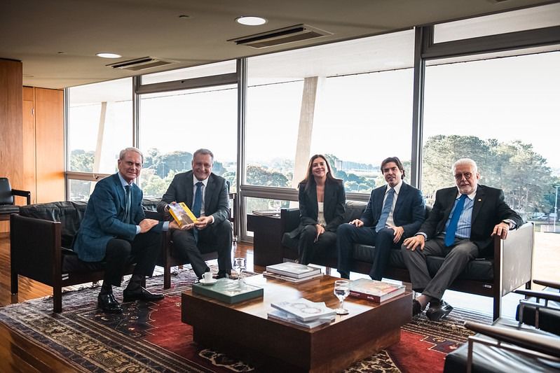 Em encontro com a família de JK, Rui Costa mostra respeito a Brasília.